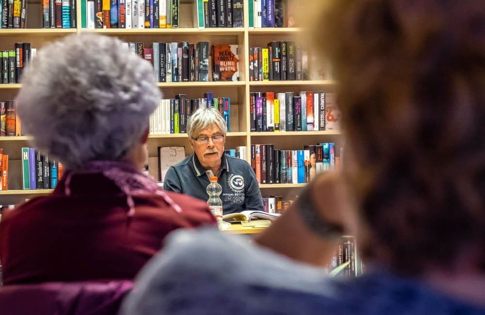 Der Leipziger Schriftsteller Jan Flieger las in der Gräfenhainichener Stadtbibliothek aus seinen Kriminal-Büchern.