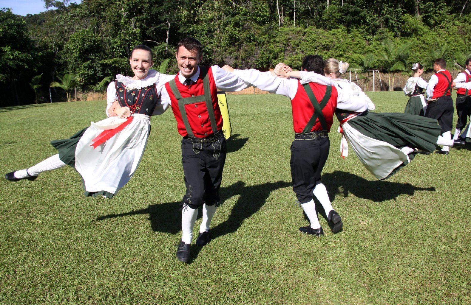 Folklore fern der Heimat: Die deutsche Volkstanzgruppe Grupo Folclórico Germânia trainiert auf einem Sportplatz in Blumenau.