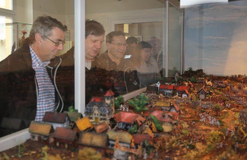 Vor dem Diorama in Großgörschen: Engländer, Amerikaner und Australier.