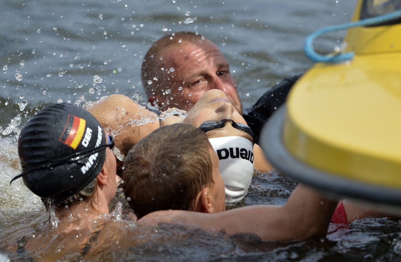 Natalia Charlos erlitt beim 10-km-Schwimmen einen Zusammenbruch.