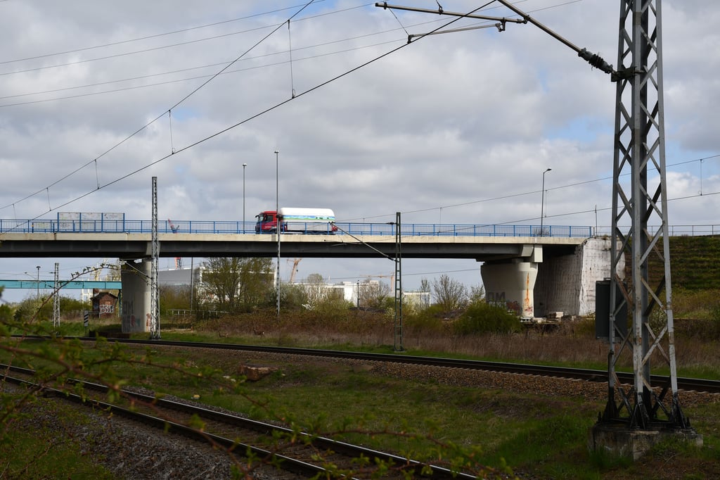 Die Brücke über die Bahngleise an der Oebisfelder Straße wird 2022 zwecks Sanierung gesperrt.