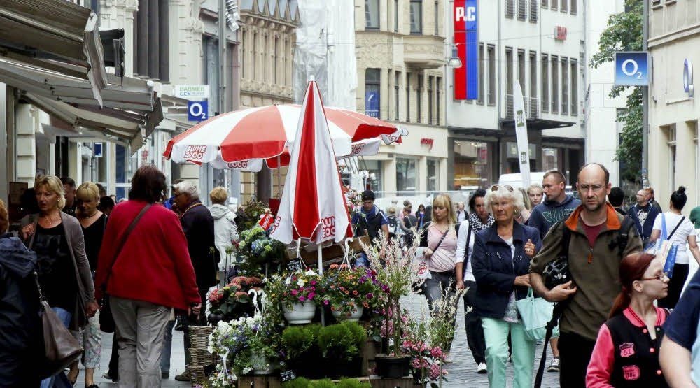Die Fußgängerzone in der unteren Leipziger Straße in Halle: Die Frequenz an Passanten nimmt wieder zu.