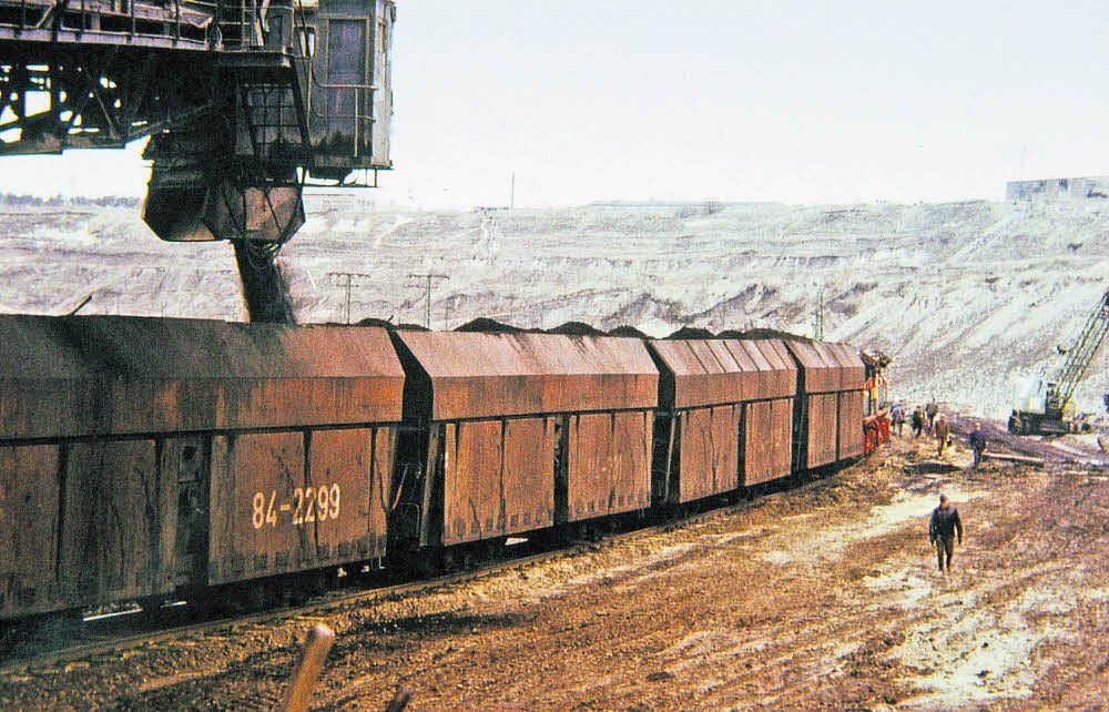 1975: Nach 20 Jahren verlässt der letzte Kohlenzug im Jahr 1975 den Tagebau Muldenstein.