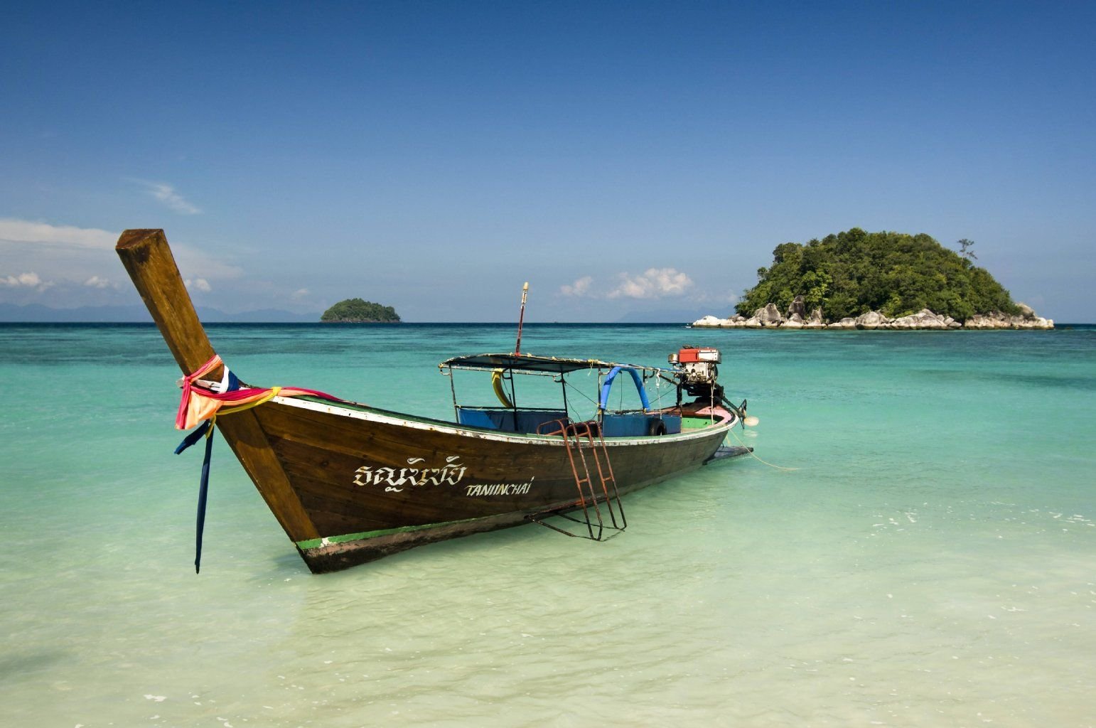 Thailand ist als Urlaubsziel beliebt. Hier: Boot am Strand von Koh Lipe in Südwest-Thailand