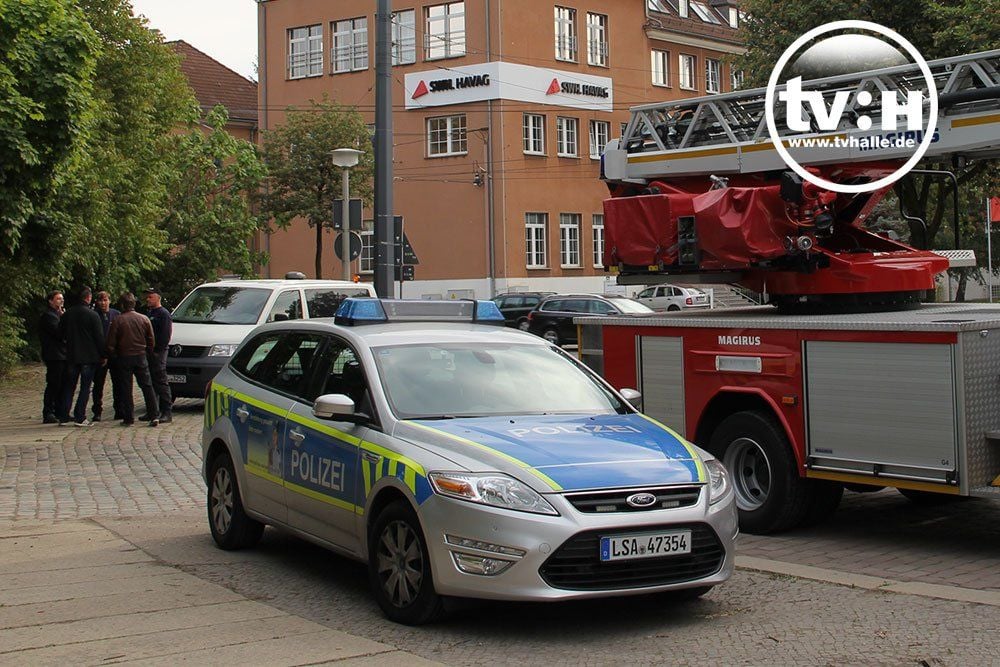 Die Feuerwehr unterstützt die Polizei bei den Ermittlungen.