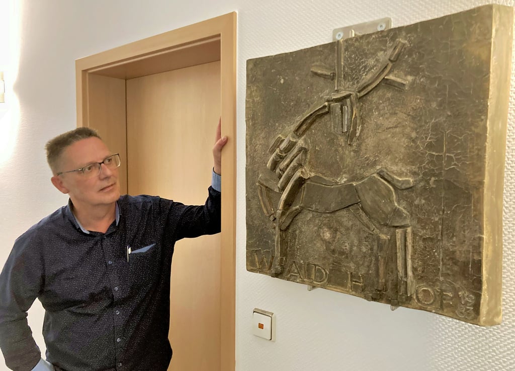 Jörg Stöcker, Bauleiter der Wohnungsgenossenschaft, hat sich für die Restaurierung der Hauszeichen eingesetzt. Sie zieren nicht nur den Eingangsbereich zu den Konferenzräumen der Geschäftsstelle, sie sind auch deren Namensgeber.