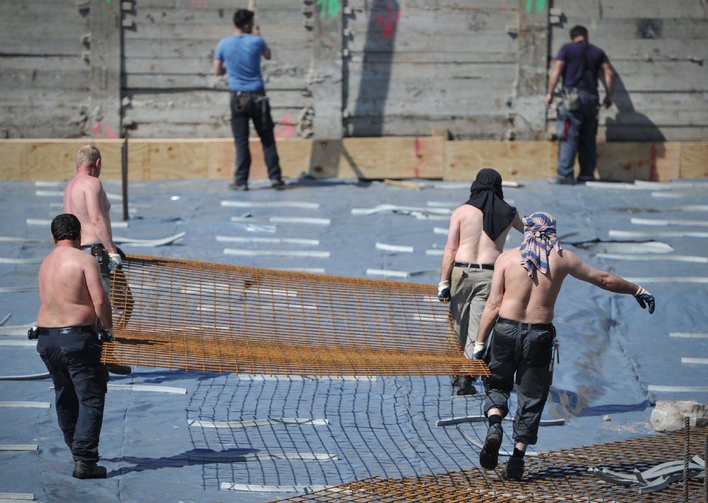 Arbeiter auf einer Baustelle: Hautkrebs soll in Deutschland ab Januar als Berufskrankheit anerkannt werden.