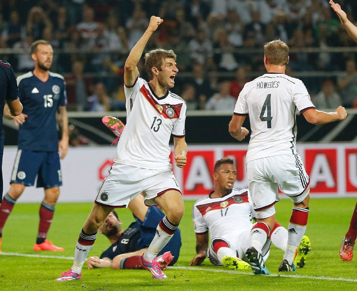 Thomas Müller jubelt über einen seiner Treffer gegen Schottland.