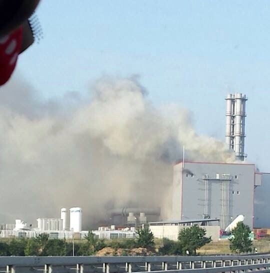 Die Feuerwehr versucht, den Brand im Dämmstoffwerk Knauf Insulation unter Kontrolle zu bringen.