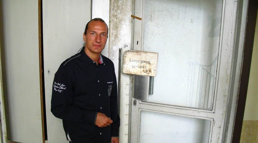 Peter Fitzek in einem der Gebäude seines „Königreiches“