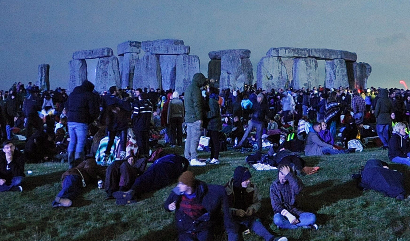 Hippies und Touristen warten auf die Sommersonnenwende am Stonehenge.