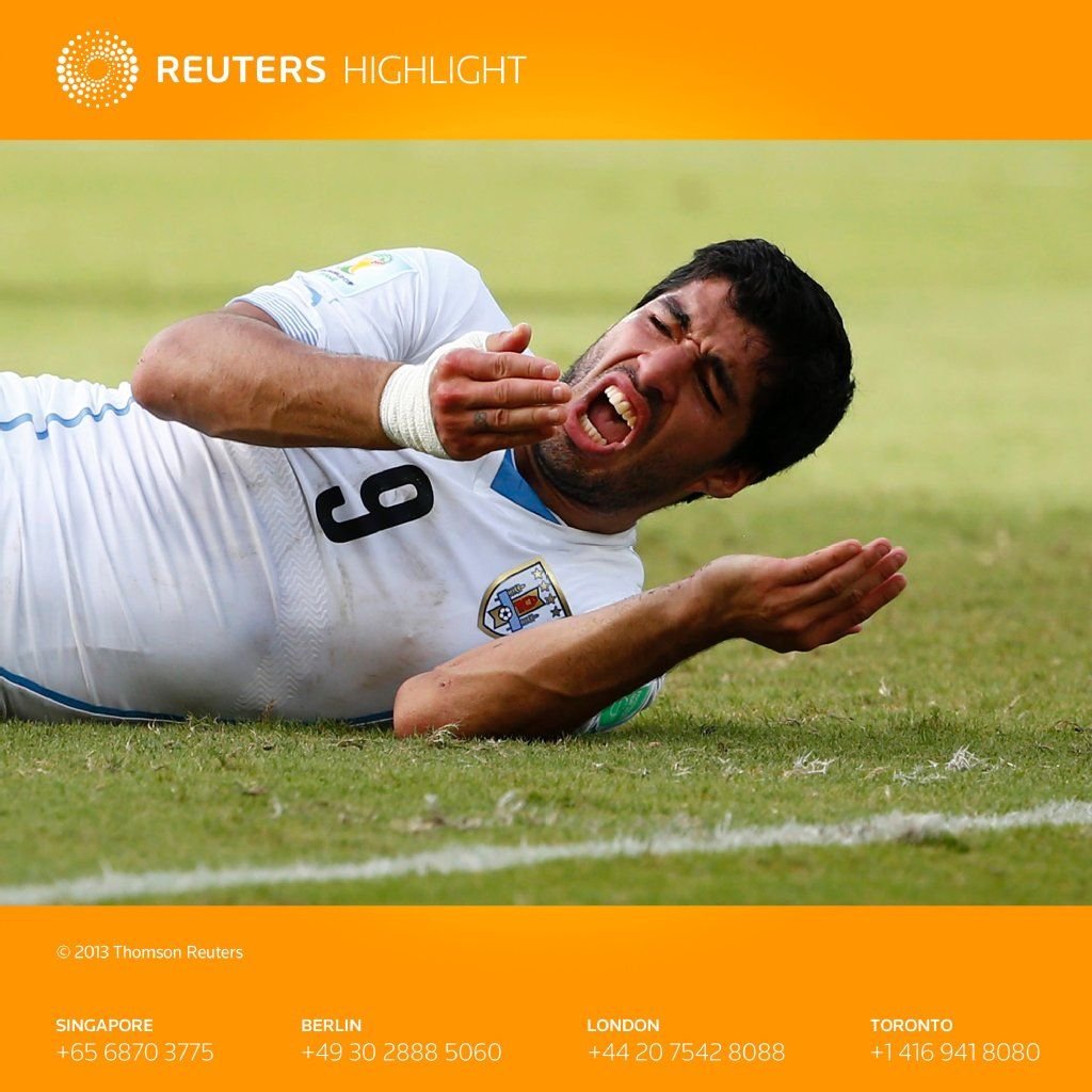 Luis Suarez checkt seine Beißer.