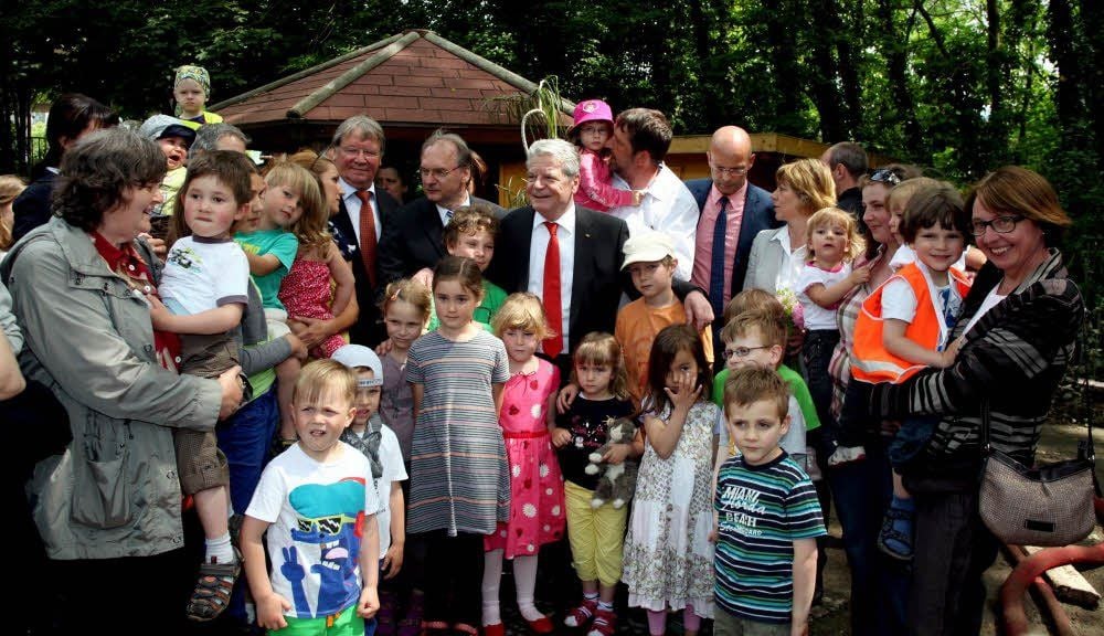 Bundespräsident Joachim Gauck (Mitte) hat den überfluteten Kindergarten St. Georgen in Halle besucht - mit Ministerpräsident Reiner Haseloff (6. v. links) und Oberbürgeremister Bernd Wiegand (3. v. rechts).