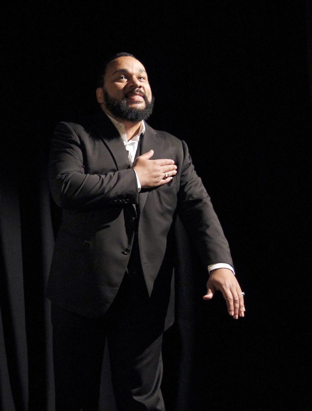 Komiker Dieudonné hat bei einem Auftritt in der Schweiz erneut den sogenannten Quenelle-Gruß gezeigt. (Archivbild)