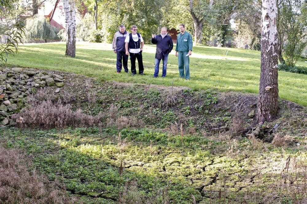 Brunnen und Teiche in Hainichen sind quasi über Nacht ausgetrocknet. Betroffene Anwohner wie Arndt Stehfest (l.), Heiko Mahlke (2. v. l.) und Hartmut Wolf (re.) haben sich daraufhin an Ämter, aber auch an den Landtagsabgeordneten Arndt Czapek gewandt und um Hilfe gebeten.