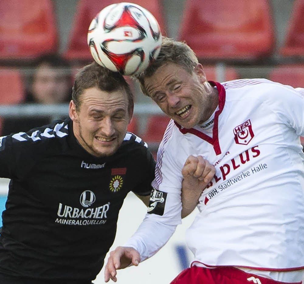 Halles Marco Engelhardt (r.) behauptet sich im Kopfballduell mit Großaspachs Manuel Fischer.
