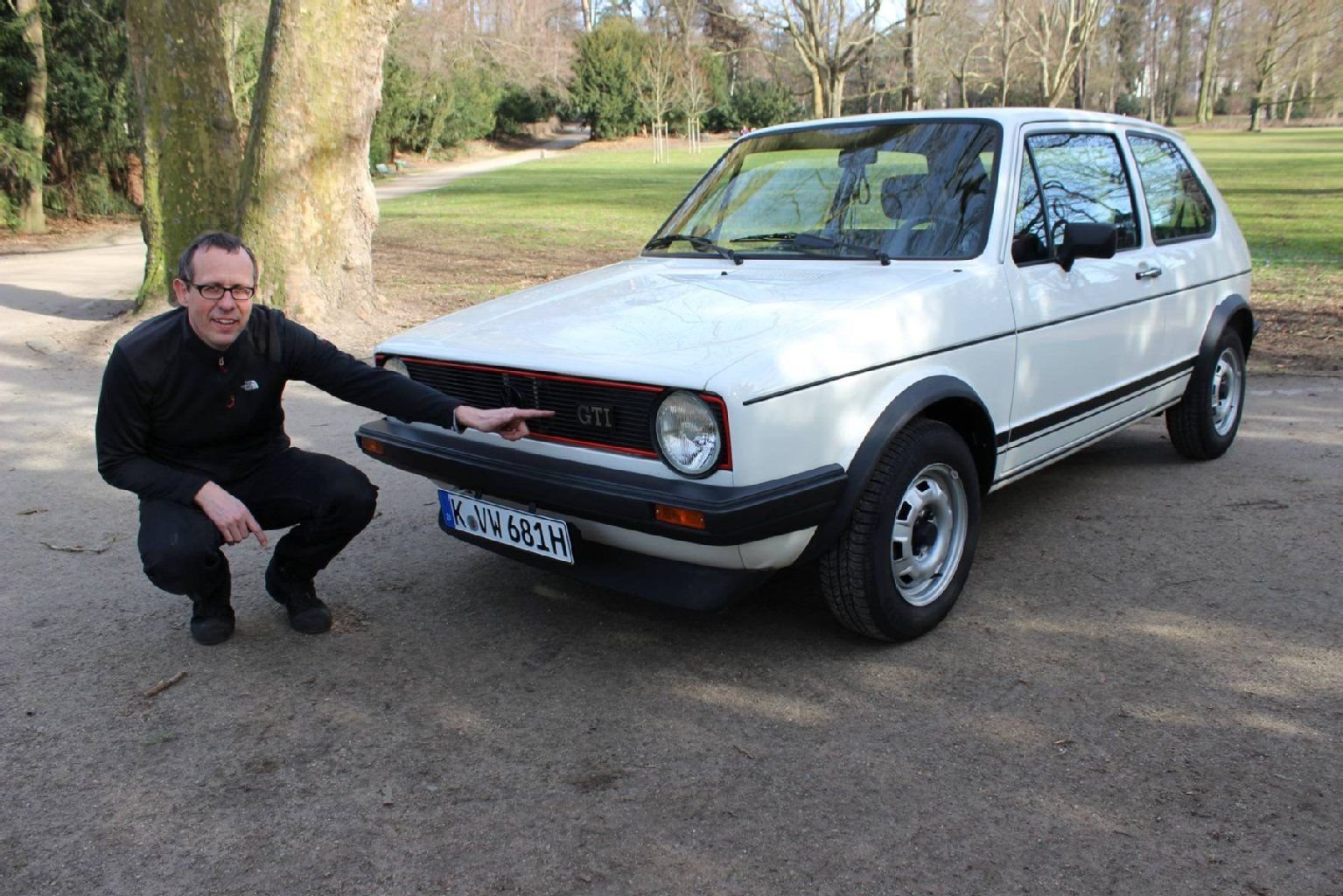 Oldtimer-Experte Christoph Hecken aus Köln mit seinem selbst restaurierten Golf I GTI.