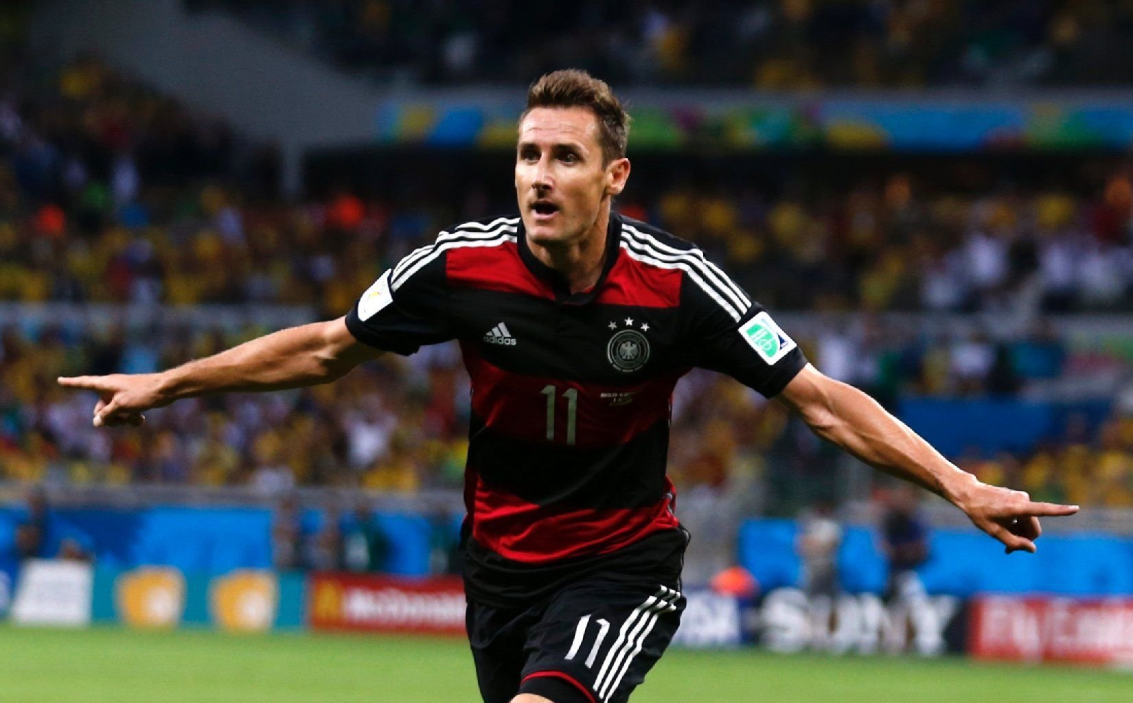 Miroslav KloseDer deutsche Stürmer beraubte Brasilien nicht nur der Hoffnung sondern mit seinem 16. WM-Treffer auch dem Idol Ronaldo seines gemeinsamen Rekords.