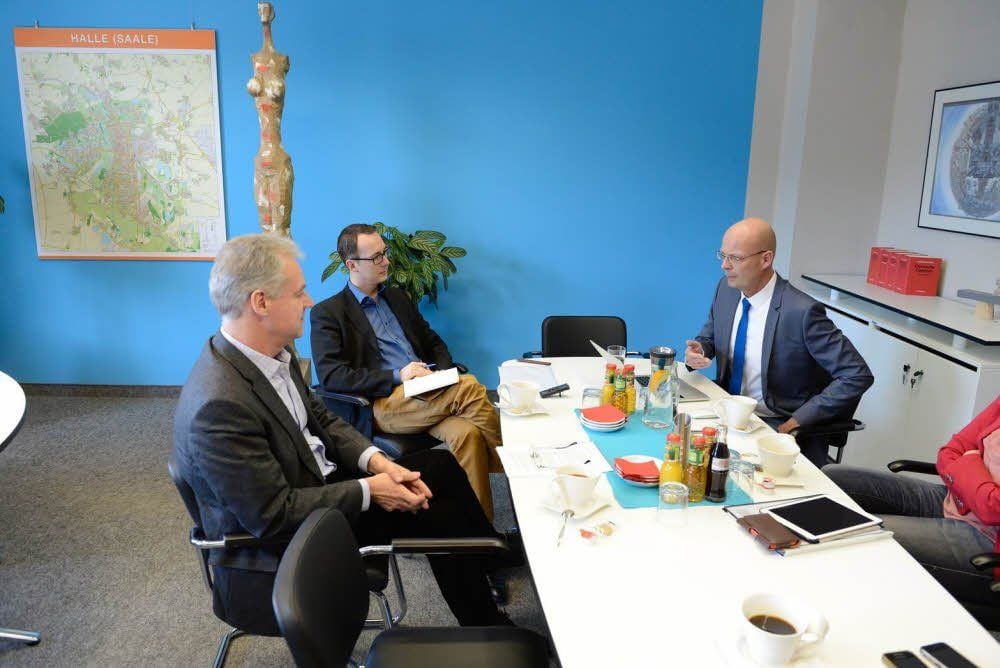 Halles Oberbürgermeister Bernd Wiegand (rechts) im Gespräch mit MZ-Chefredakteur Hartmut Augustin (links) und dem Leiter der Lokalausgabe, Gert Glowinski.