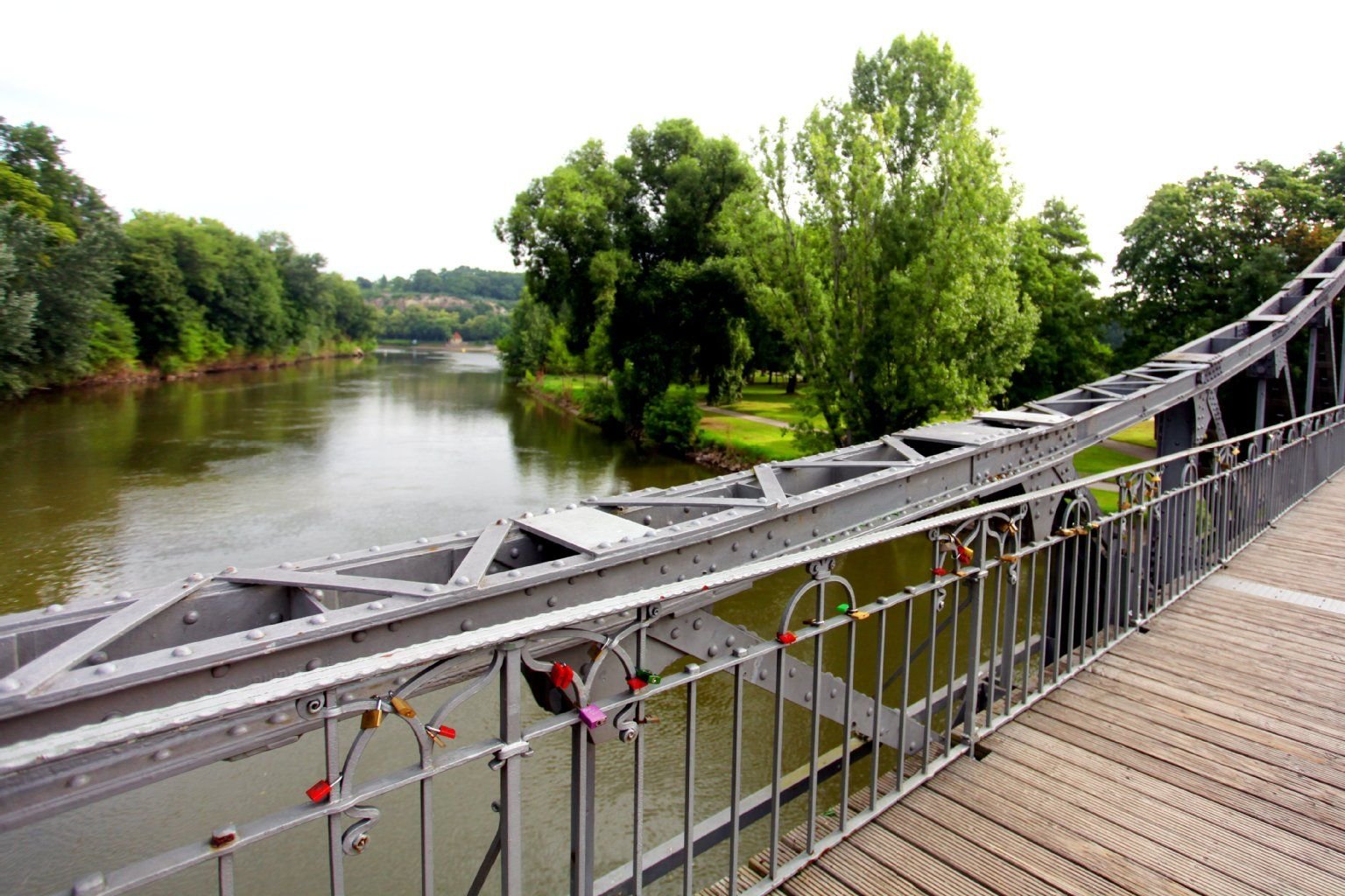 Blick von der Peißnitzbrücke in Halle auf die Saale.