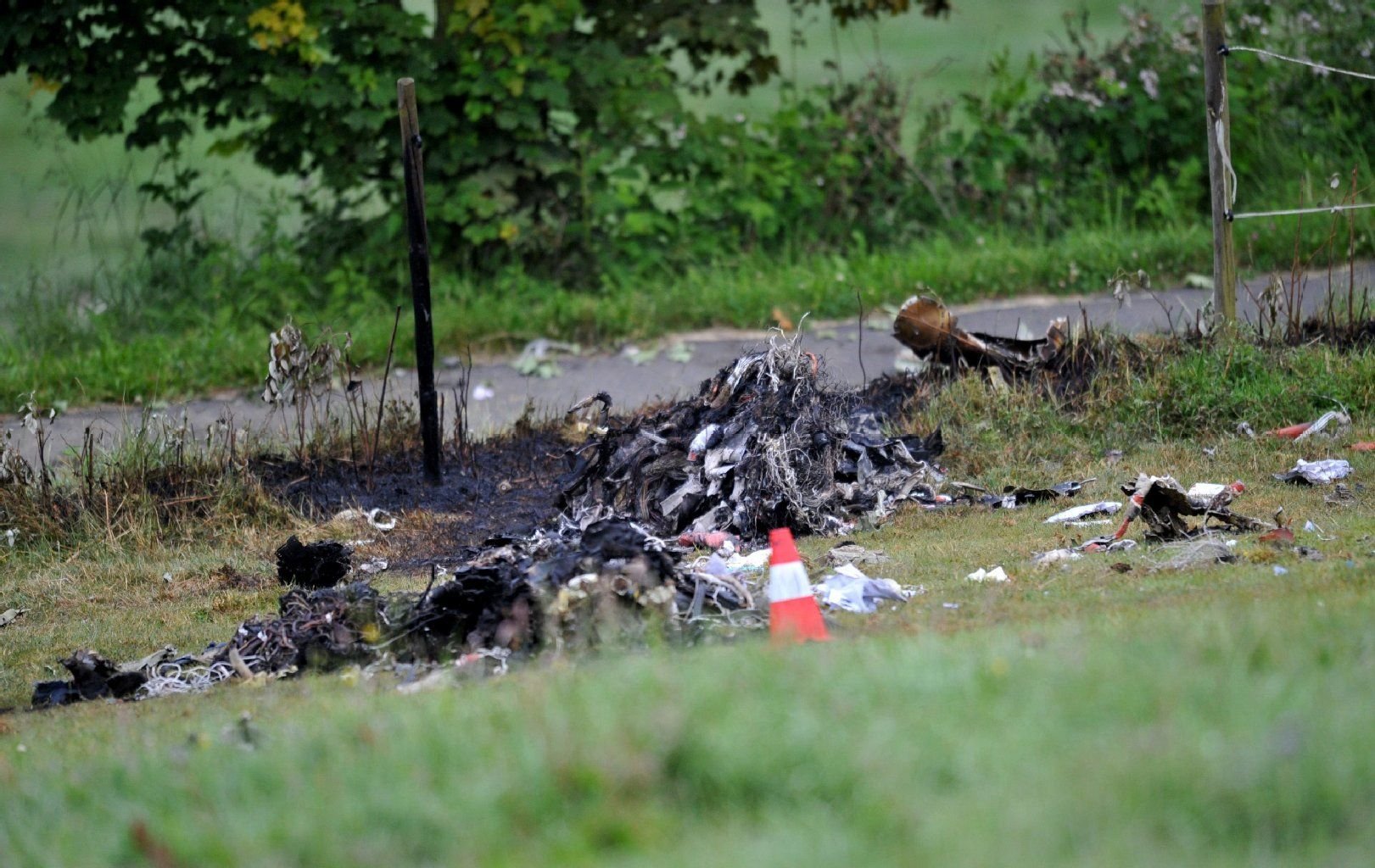 Über Elpe bei Olsberg im Sauerland ist ein mit zwei Personen besetzter Learjet nach einem Zusammenstoß mit einem Eurofighter der Luftwaffe abgestürzt.