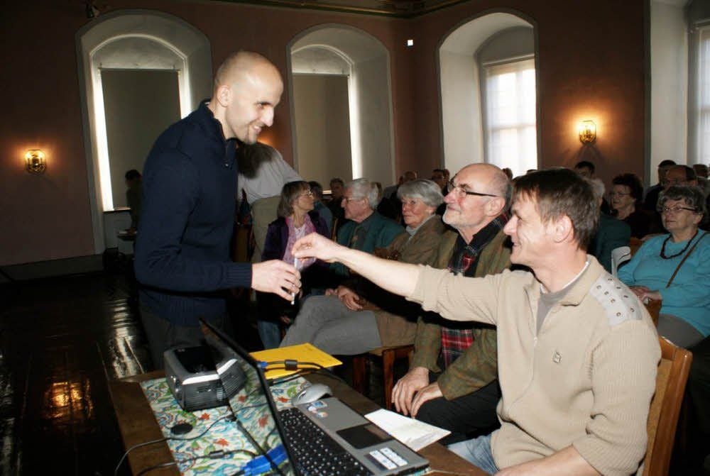Wissenschaftler Tim Matthies (links) ist seit 2009 bei den archäologischen Ausgrabungen nahe der Schneidemühle in Breitenbach dabei.