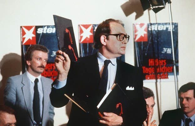 „Stern“-Reporter Gerd Heidemann präsentiert am 25. April 1983 die vermeintlichen Tagebücher.
