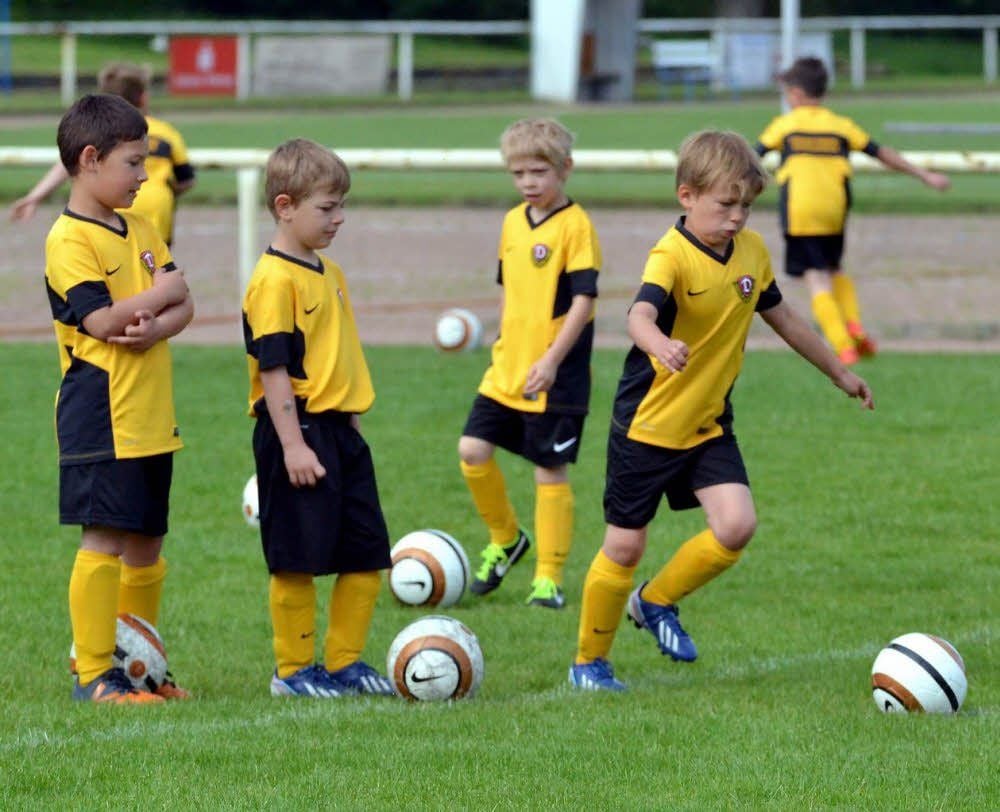 Bitte hinten anstellen. Einer der Trainingsschwerpunkte war das Torschuss-Training. Die 56 Teilnehmer am Trainingscamp besuchen zusammen mit ihren Übungsleitern das Dresdener Glücksgas-Stadion.