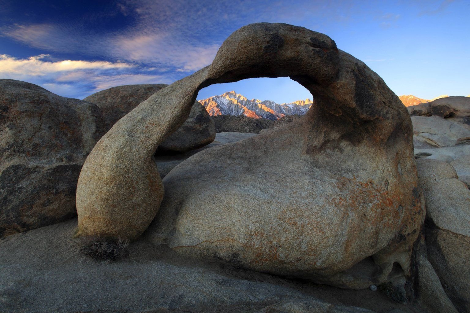 Der „Mobius Arch“, ein Felsbogen aus erodiertem Granitfels, Kalifornien, USA.