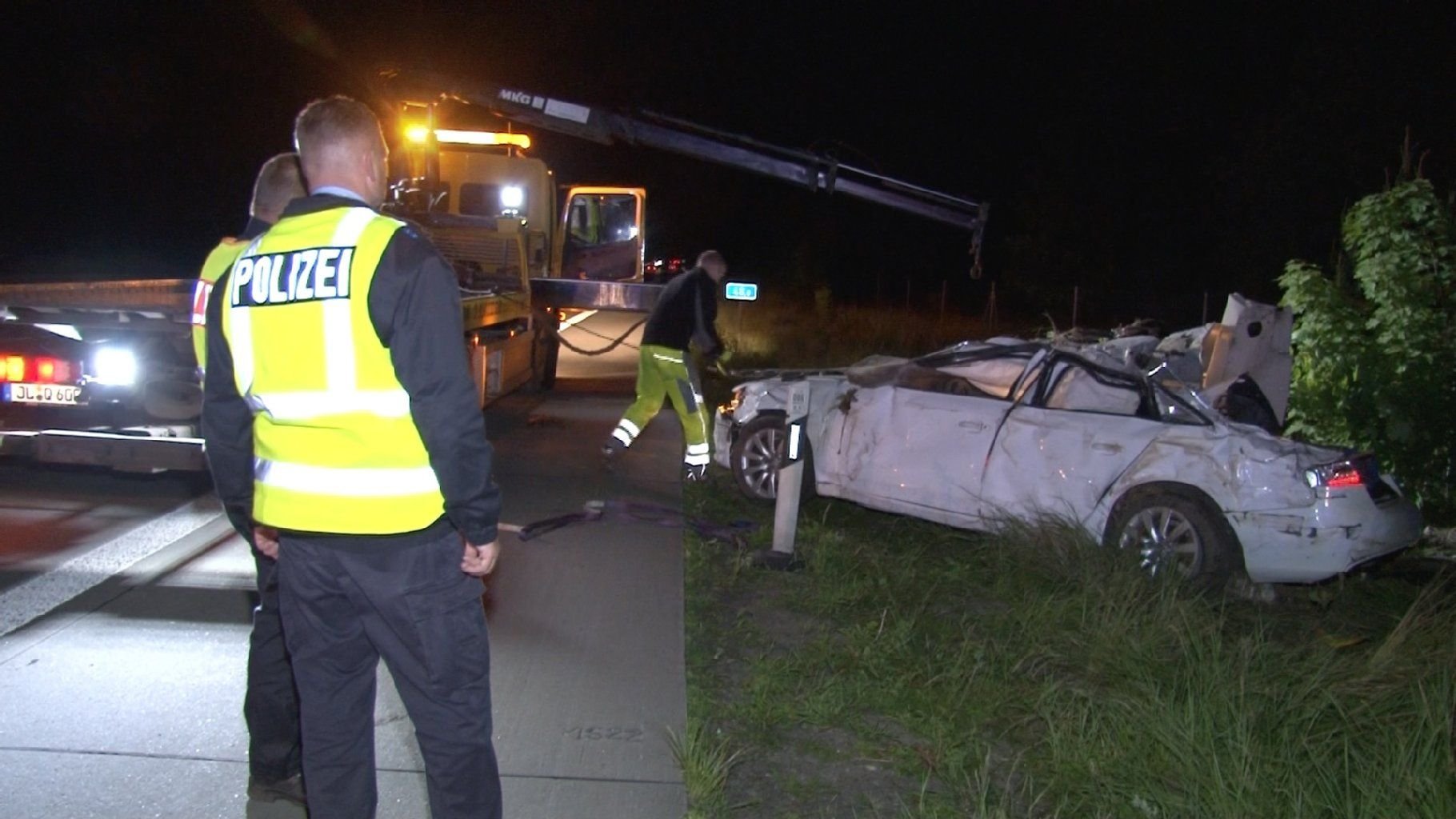 Das Fahrzeug landete im angrenzenden Wald neben der Autobahn.