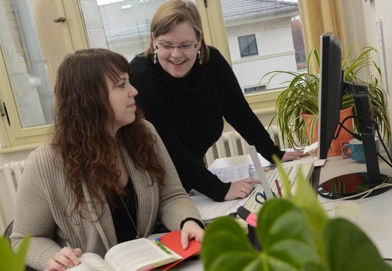 Während Sarah Karius (vorn) bei der Stadt Köthen im 3. Ausbildungsjahr steht, ist Stephanie Neumann bereits fertig und nun befristet angestellt.