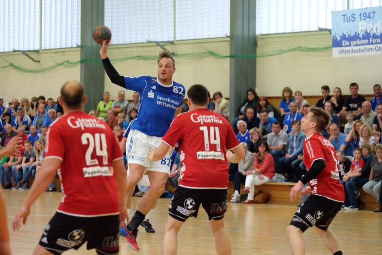 Patrick Heddrich (beim Wurf) erzielte für Radis 12 Treffer.