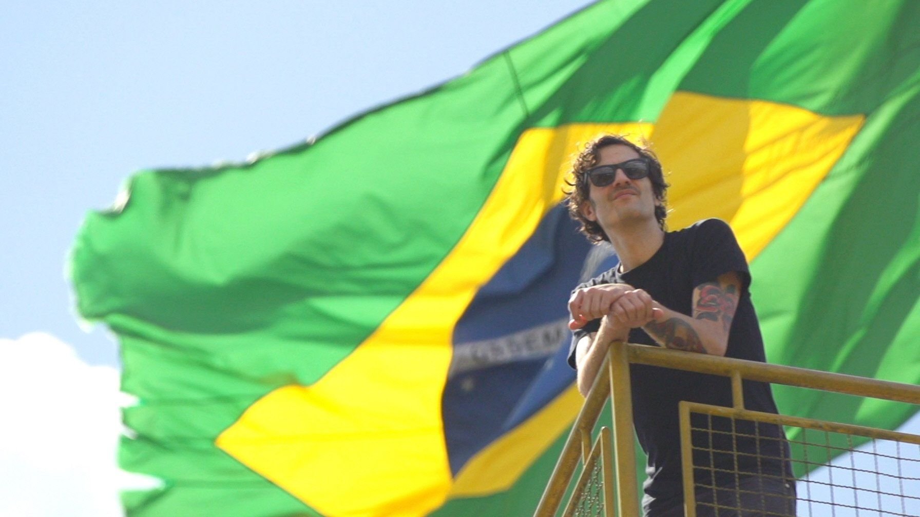 Manuel Möglich vor der brasilianischen Flagge in Blumenau.