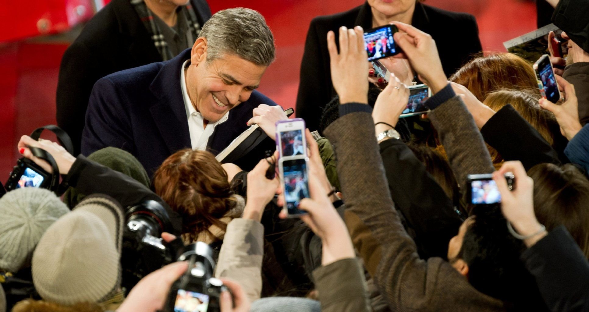 George Clooney gibt Autogramme in Berlin.