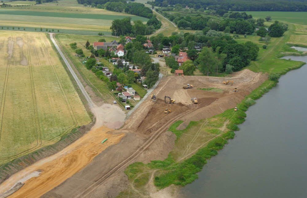 Deichbau am Dabruner Weinberg: Mit schwerem Gerät wird der alte Deich zum Kern freigelegt und direkt vor dem Weinberg sein Verlauf etwas begradigt. Gebaut werden soll voraussichtlich noch bis zum Oktober.