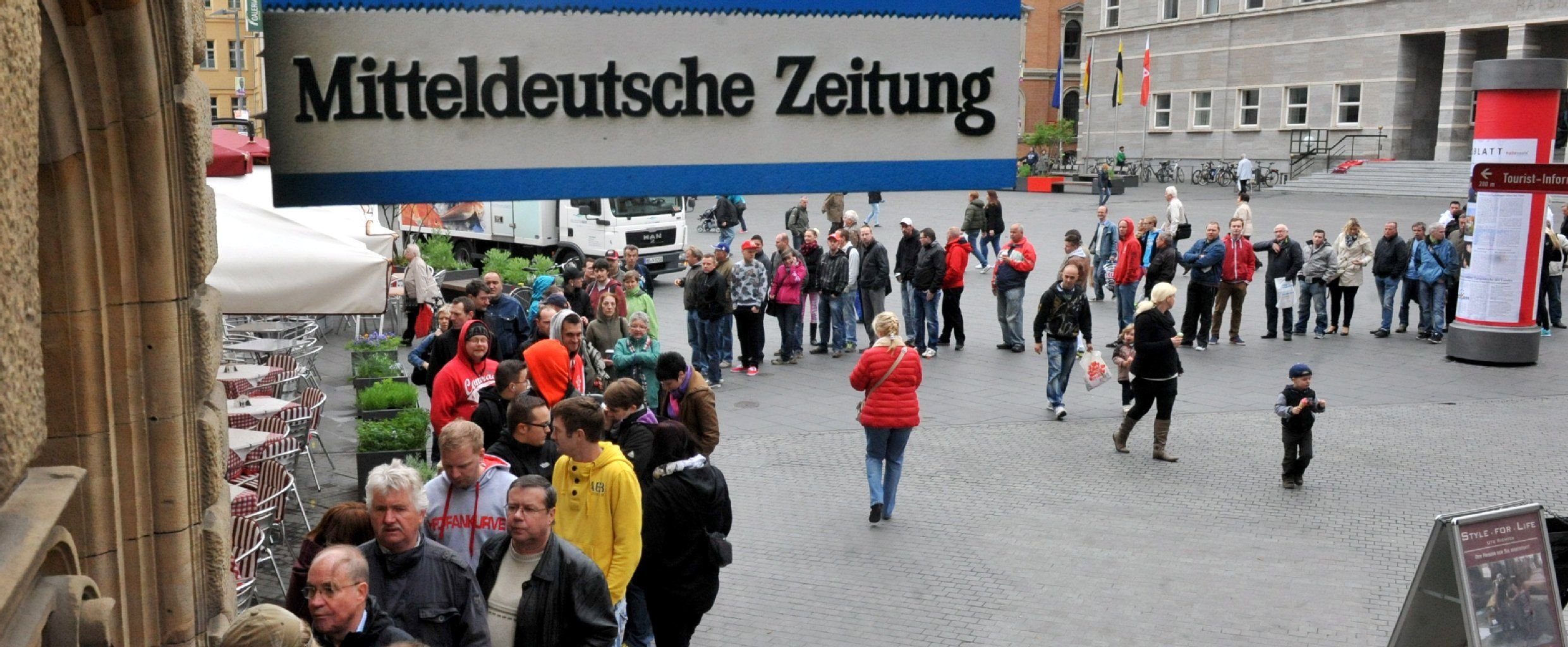 Eine lange Schlange bildete sich während des Vorverkaufs für das Fußball-Landespokalfinale vor dem MZ-Service-Center auf dem halleschen Marktplatz.