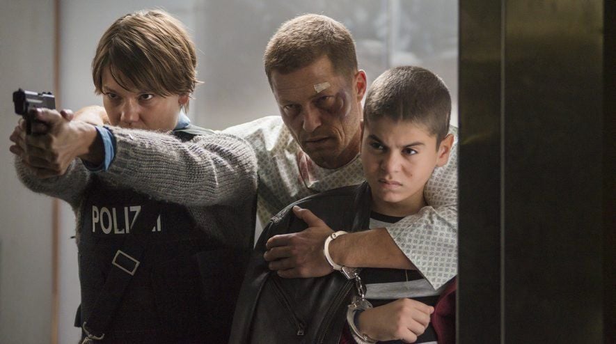 Eine Szene aus dem neuen „Tatort“ mit Til Schweiger, die zeigt, wo es langgeht: Nick Tschiller versucht mit seinem Begleiter, dem Astan-Clan zu entkommen.