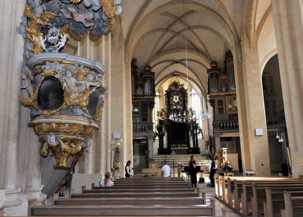 Im Dom St. Peter und Paul und in der evangelischen Michaeliskirche wird in Zeitz Osternacht gefeiert.