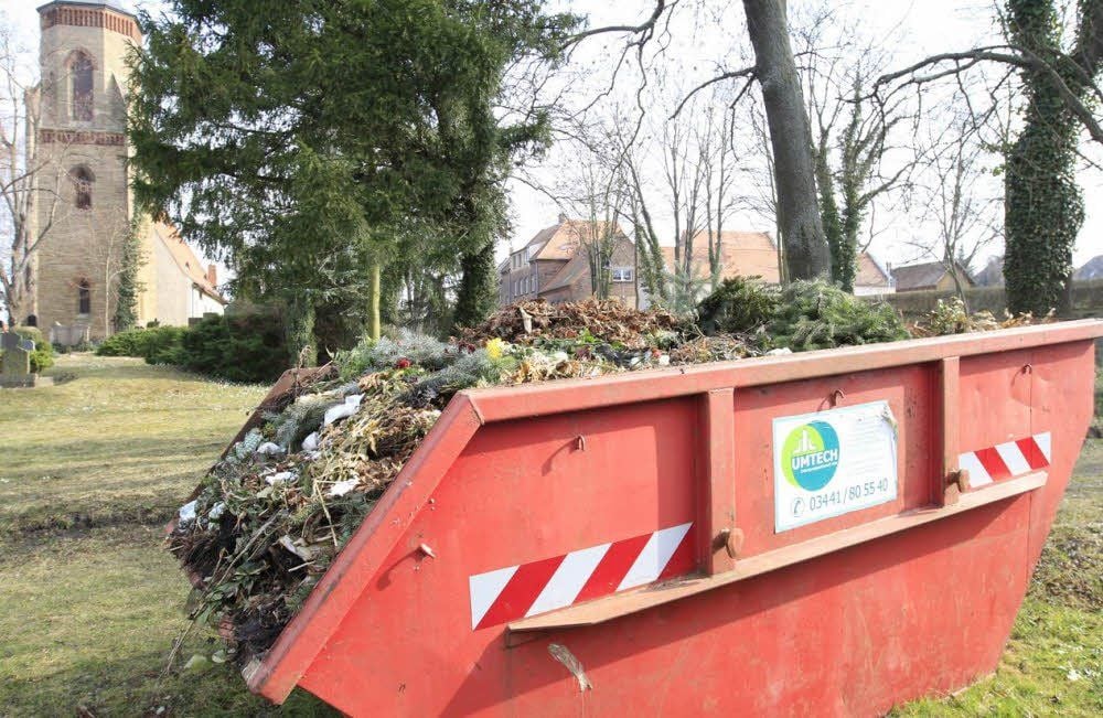 Der Container auf dem Friedhof an der Kirche ist eigentlich nur für Grünschnitt da. Einige Bürger entsorgen hierin aber auch Plastikmüll oder Altkleider.
