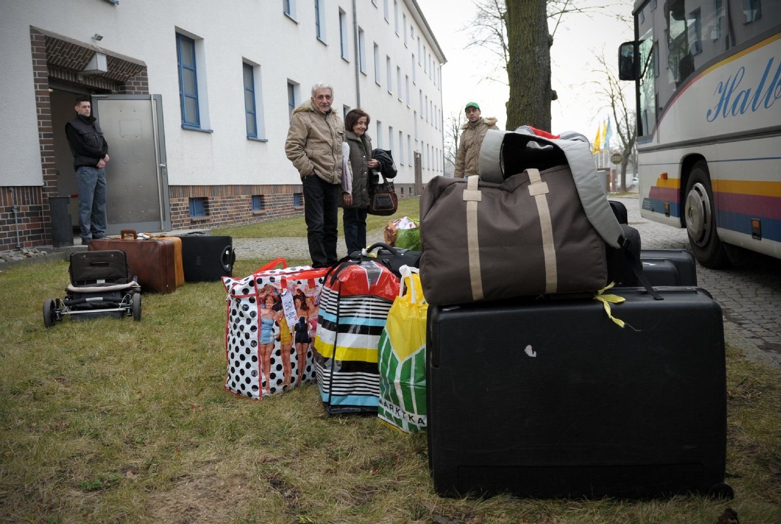 Flüchtlinge ziehen in eine Unterkunft in Frankfurt/Oder.