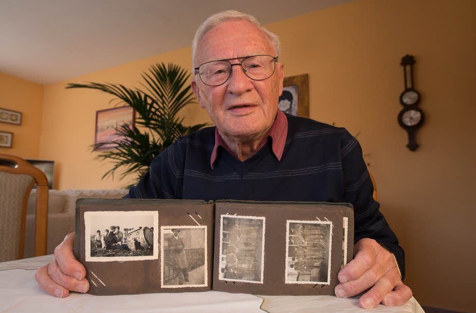 Hans-Herbert Biermann erzählt die Geschichte der letzten Kriegstage, die er als junger Soldat im Harz erlebt hat. Einige Fotos aus der Kriegszeit hat er noch.