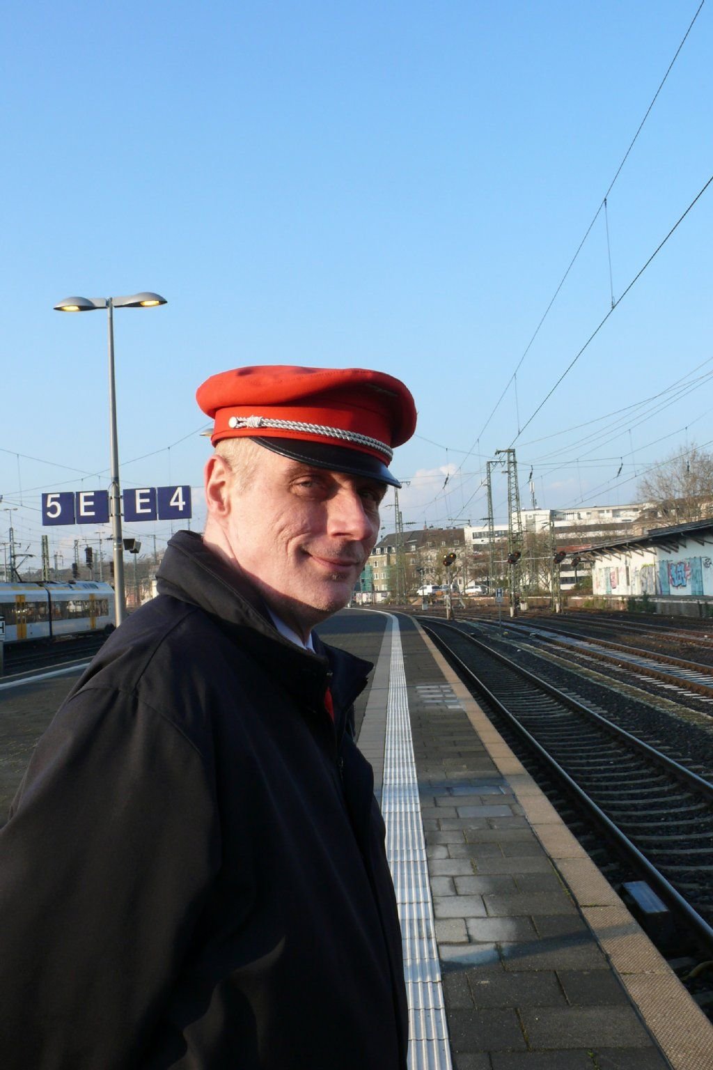Andreas Schorsch arbeitet seit über drei Jahrzehnten bei der Bahn. Jetzt hat er ein Buch über seinen Alltag am Service Point (der inzwischen wieder „DB-Information“ heißt) verfasst.