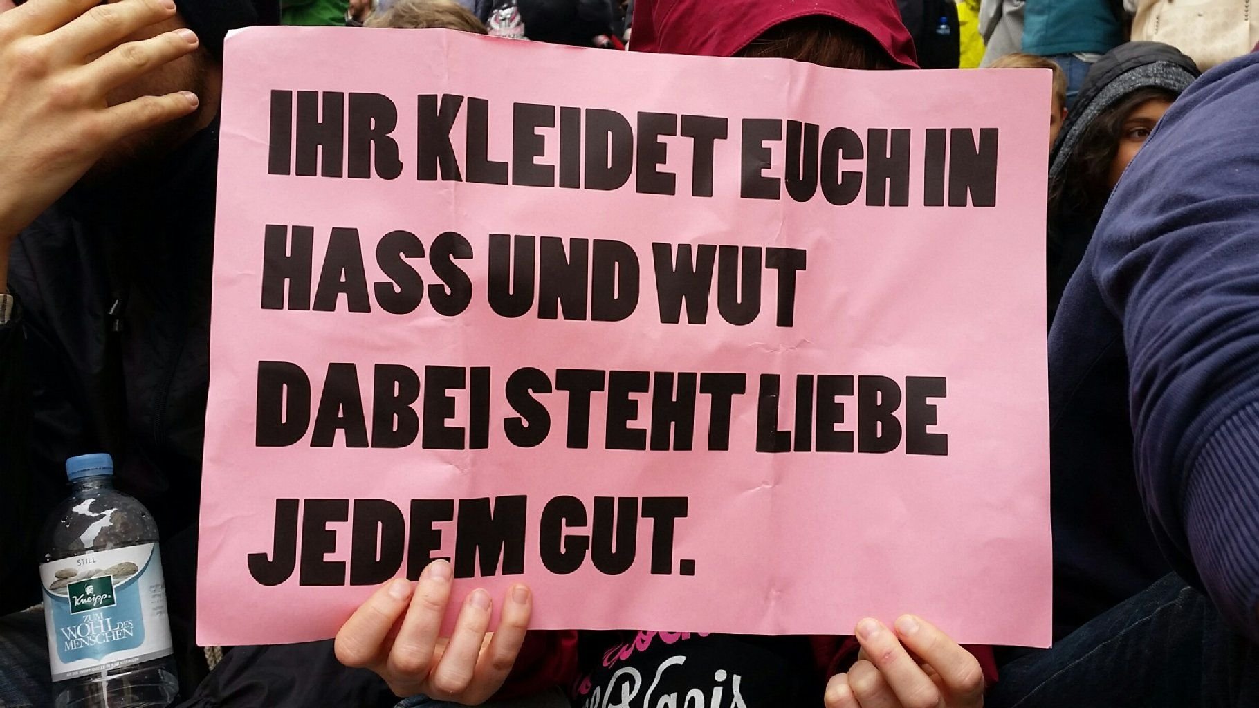 Plakat eines Demonstranten in Merseburg