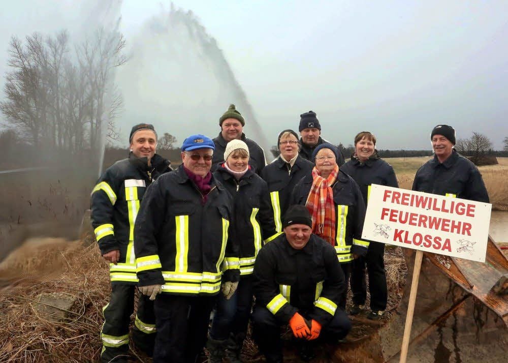 Feuerwehr mit Brückenschlag - oder umgekehrt? Hier die Klossaer Beteiligten an dem Traditionsspektakel.