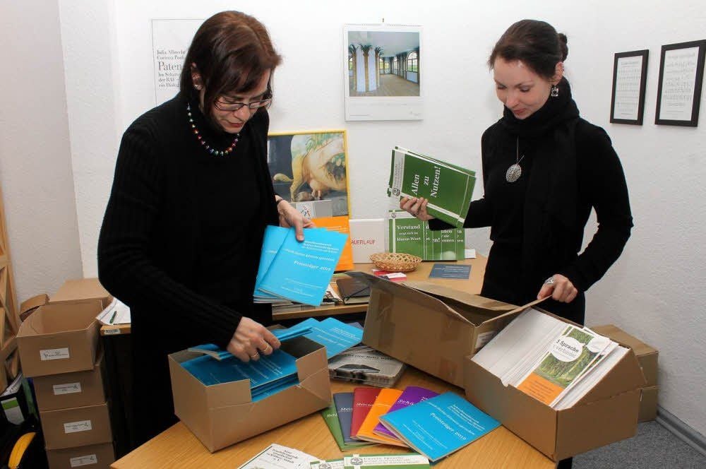 Uta Seewald-Heeg (l.) und Julia Schinköthe verpacken Material für die Buchmesse in Leipzig.
