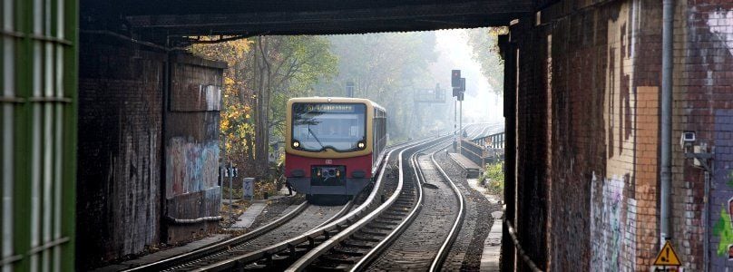 Eine S-Bahn am Bahnhof Nikolassee (Archivbild).