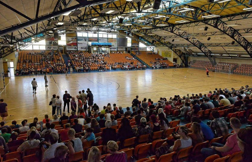 Nach der Evakuierung des Berufsschulzentrums treffen sich alle Schüler und Lehrer in der Anhalt-Arena.