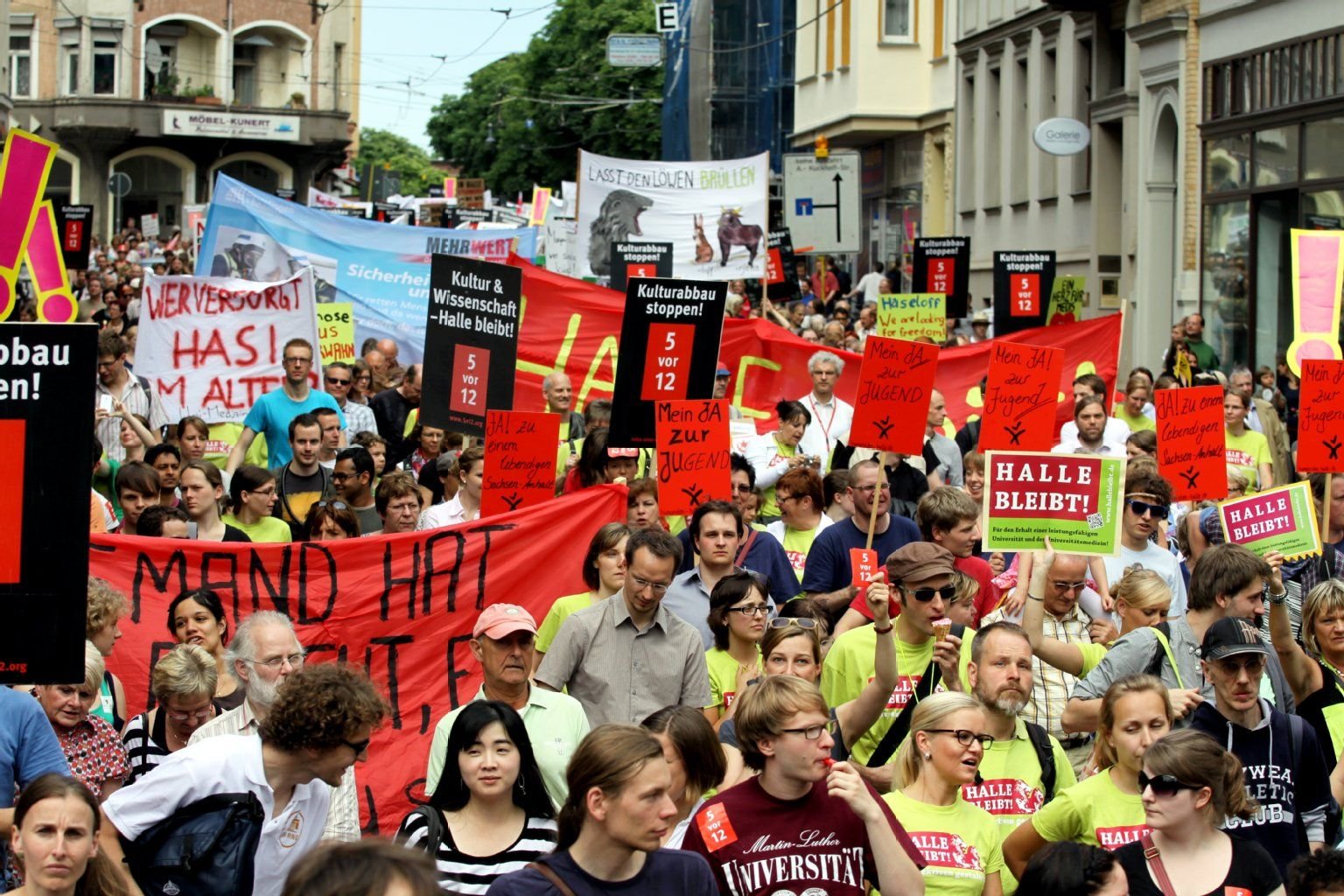 Demonstration gegen die Sparpläne der Landesregierung am Mittwochnachmittag in Halle.