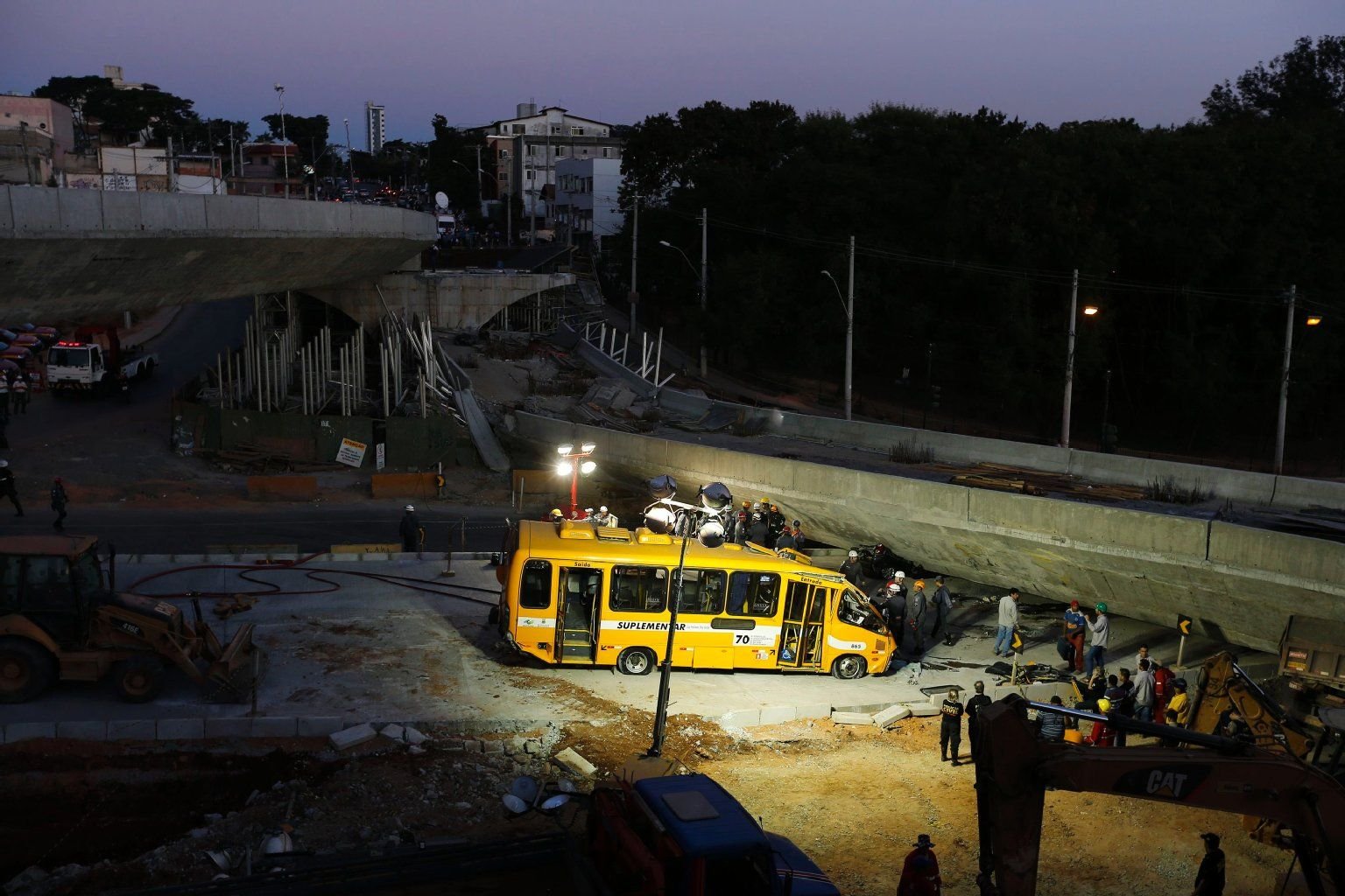 Ein Bus wurde von der eingestürzten Brücke zerquertscht