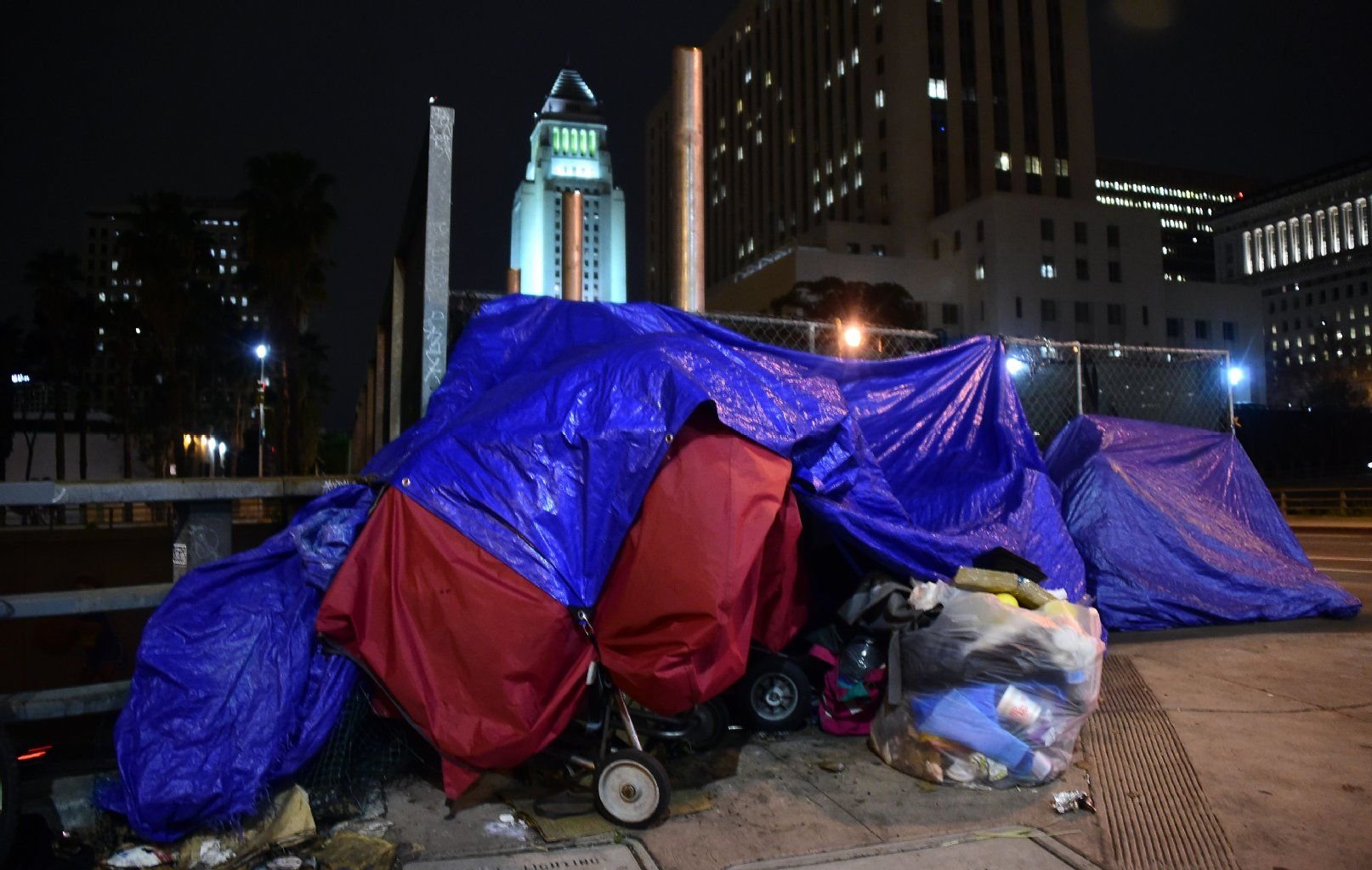 Downtown Los Angeles in Sichtweite: Nachts bauen die Obdachlosen in Skid Row ihre provisorischen Behausungen auf.